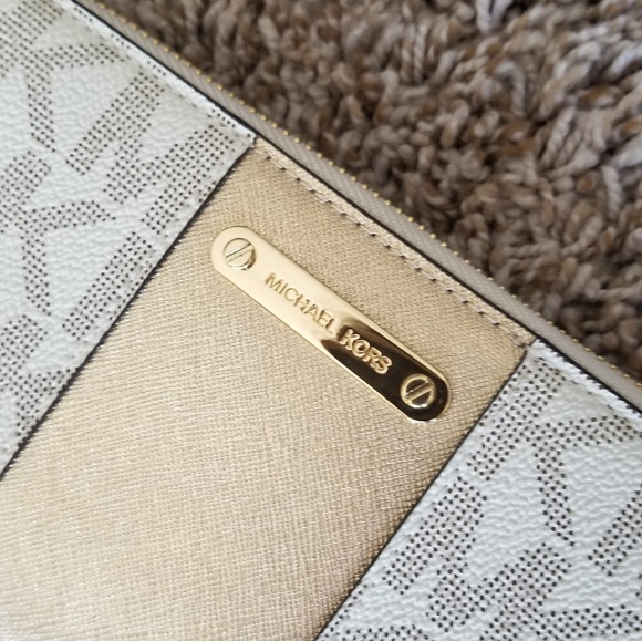 Michael Kors wristlet wallet - Picture 2 of 8